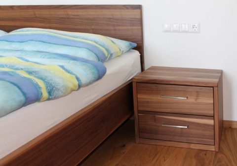 Schlichtes Schlafzimmer aus massiver, edler Wildnuss